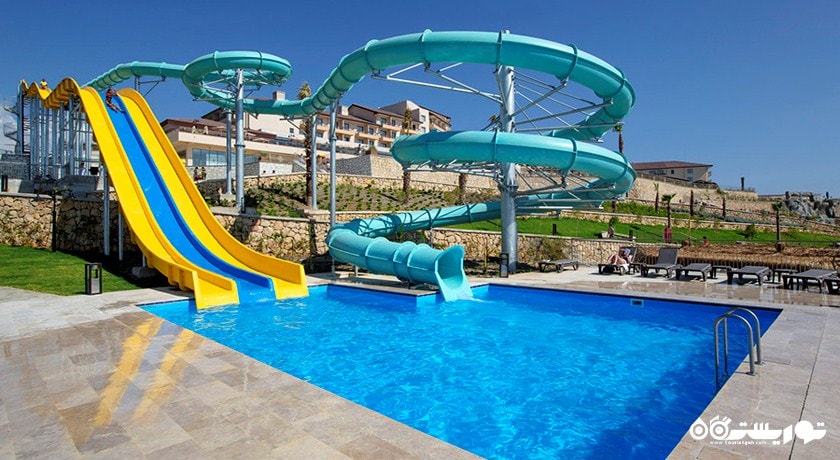 سرسره های موجود در استخر هتل